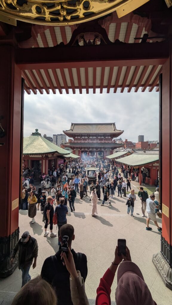 La rue commerçante Nakamise-dōri menant au temple Senso-ji à Asakusa avec ses échoppes traditionnelles