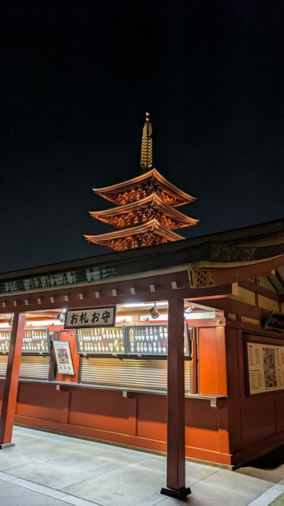 Le temple Senso-ji illuminé de nuit à Asakusa, Tokyo — ambiance mystique et paisible