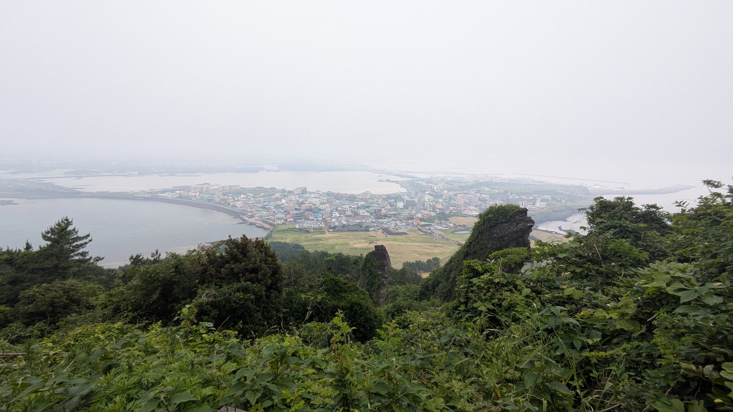 Sommet de Seongsan Ilchulbong dans le brouillard