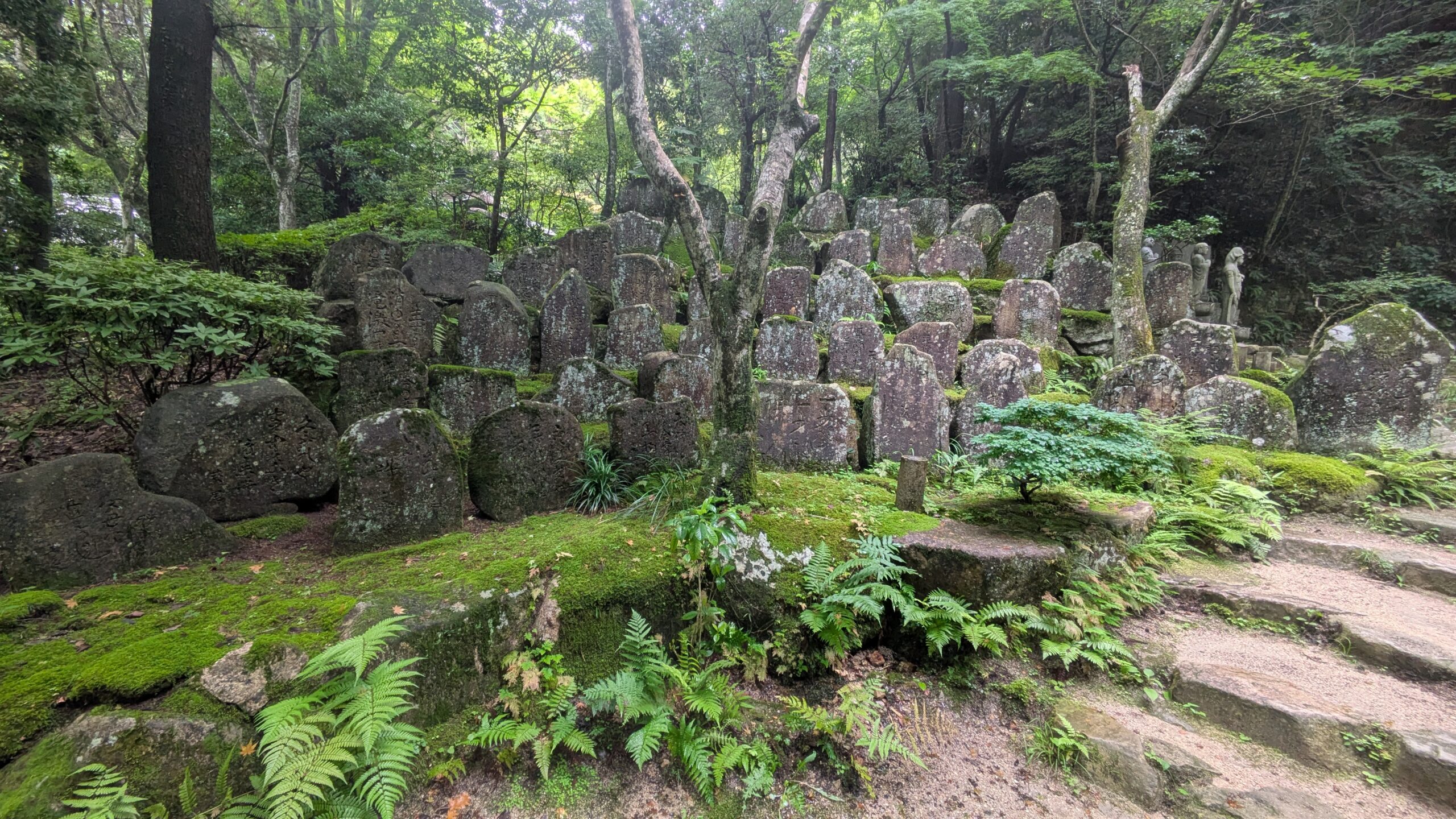 Bassin de purification et statues bouddhiques