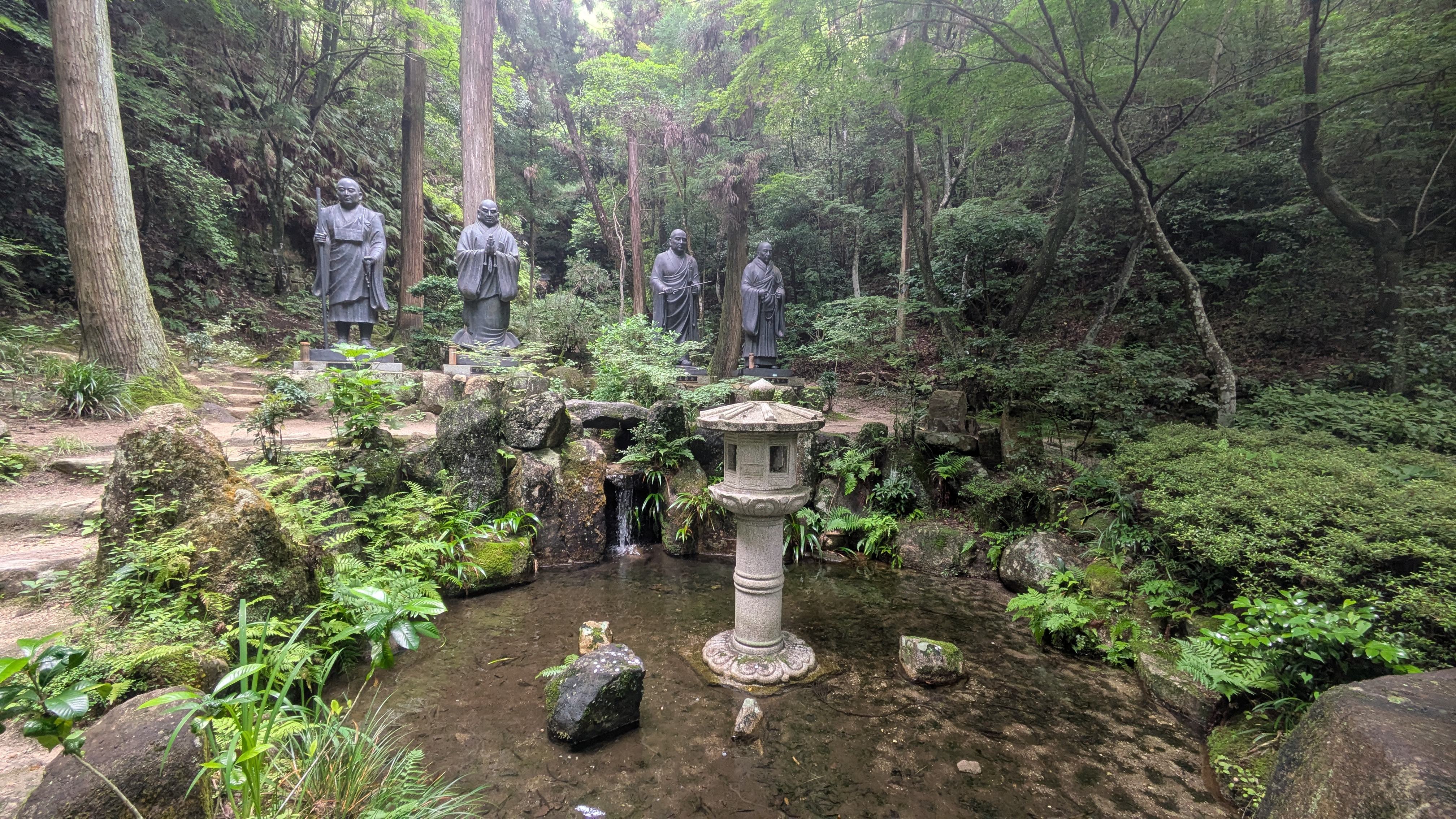 Alignement de statues jizō au Mitaki-dera