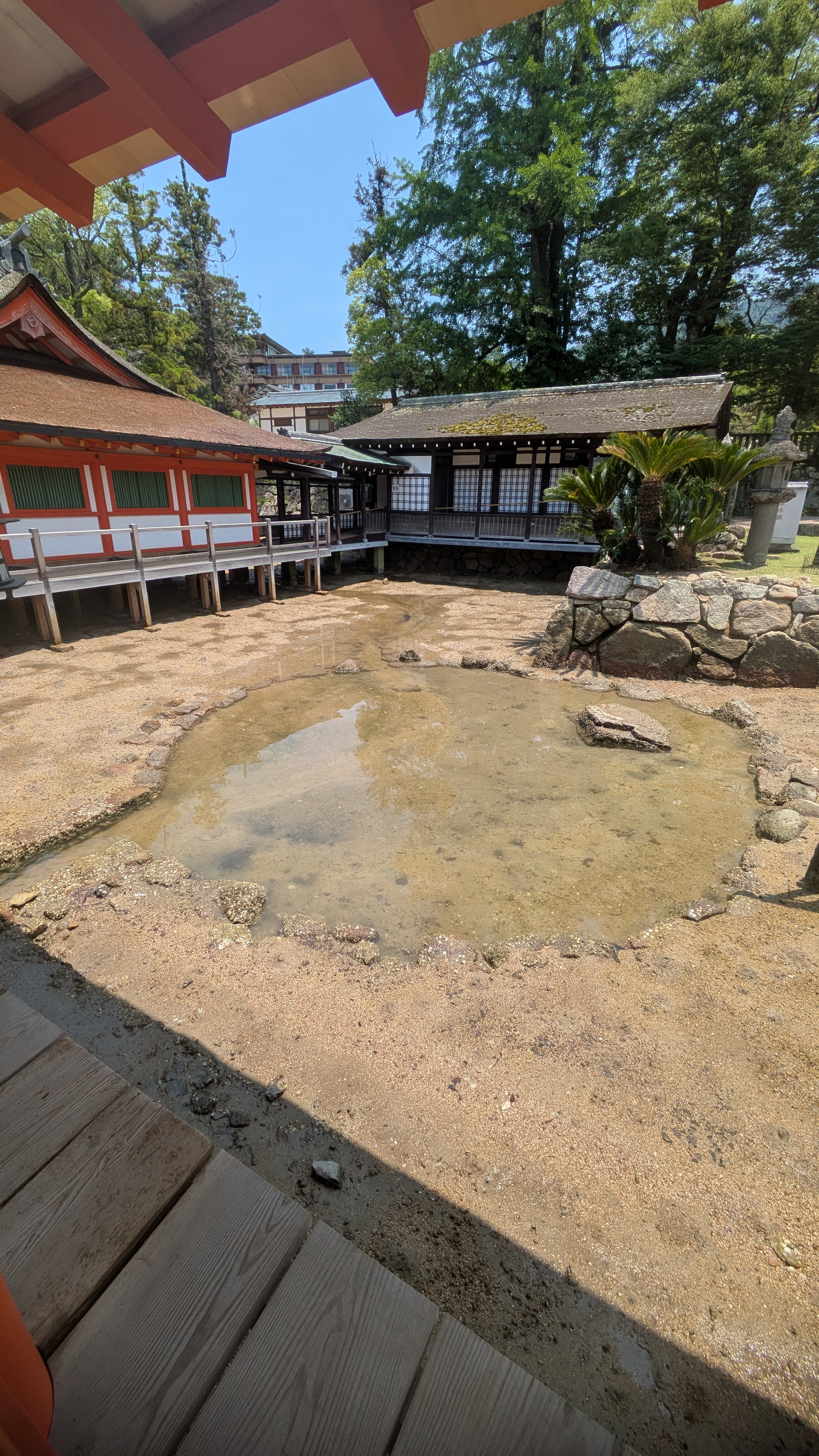 Galeries du sanctuaire d’Itsukushima avec les montagnes en arrière-plan