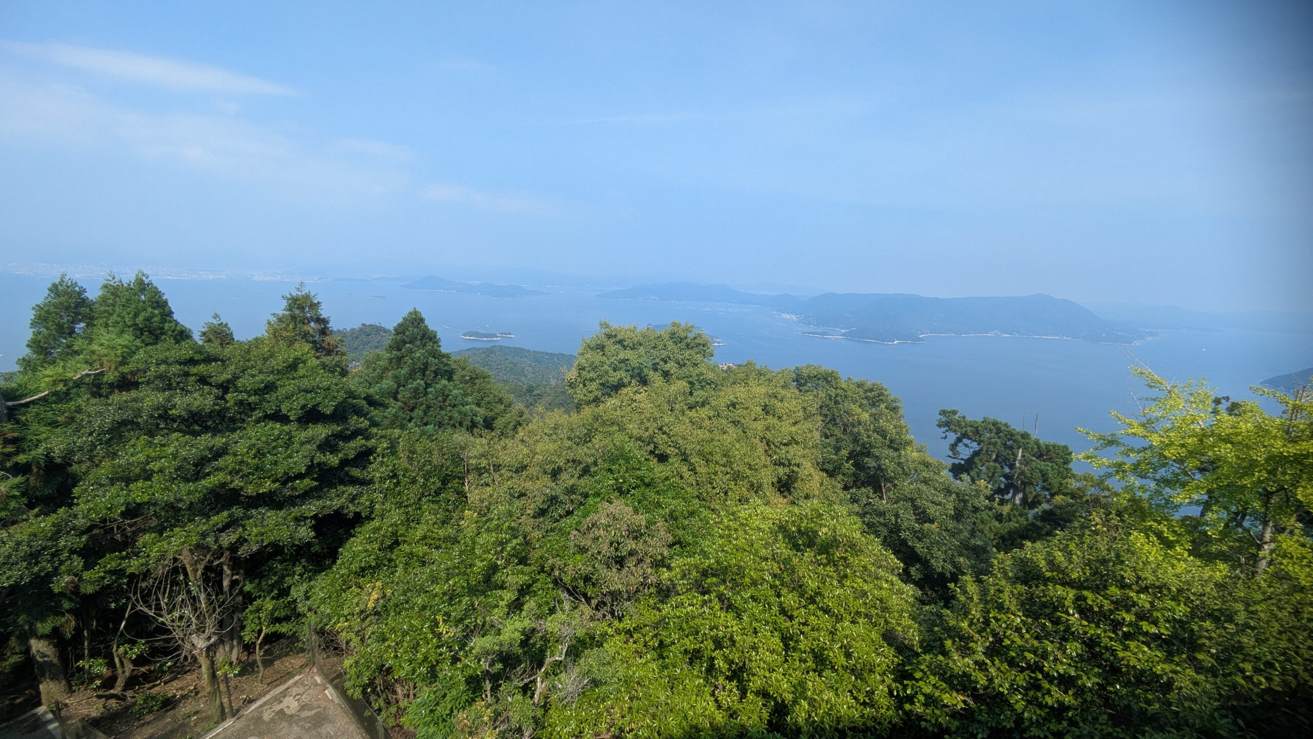 Vue sur les îles depuis le sommet du Mont Misen
