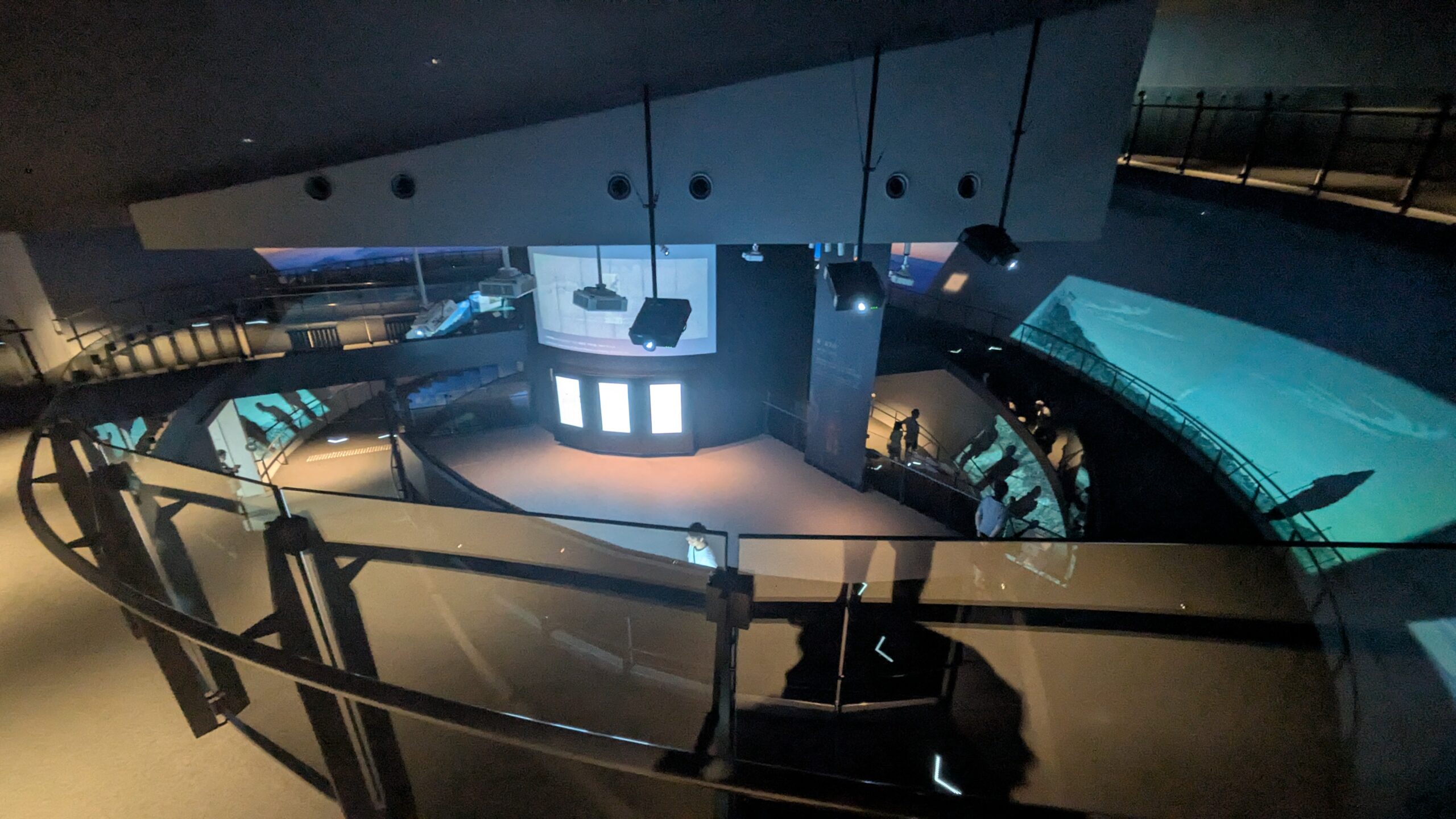 Rampe intérieure et projection immersive