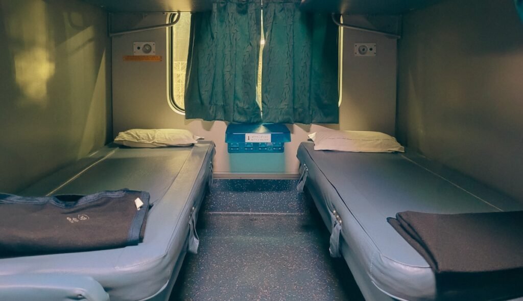 Intérieur d une cabine couchettes dans un train de nuit européen