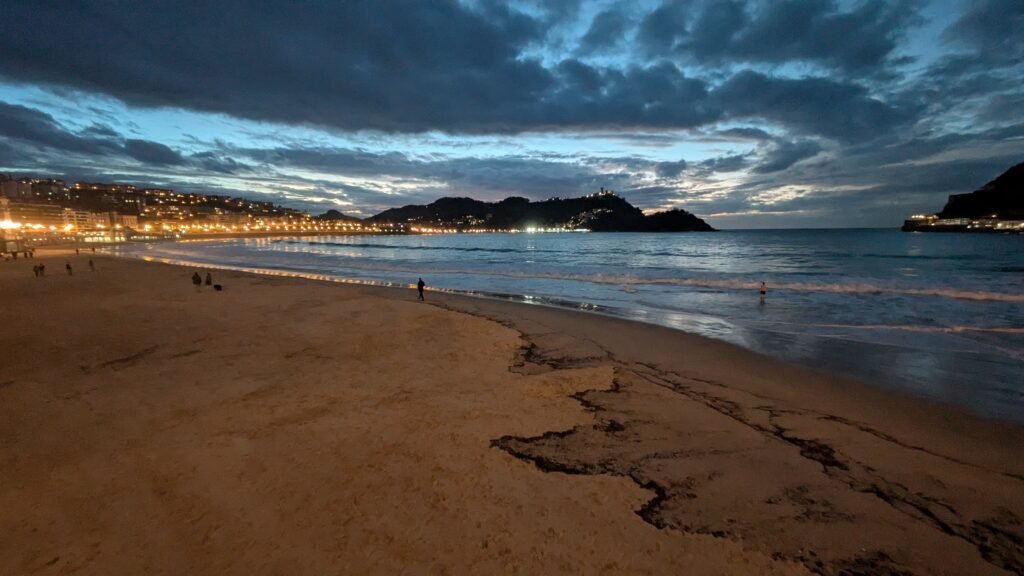 Plage de Zurriola à San Sebastian avec les surfeurs
