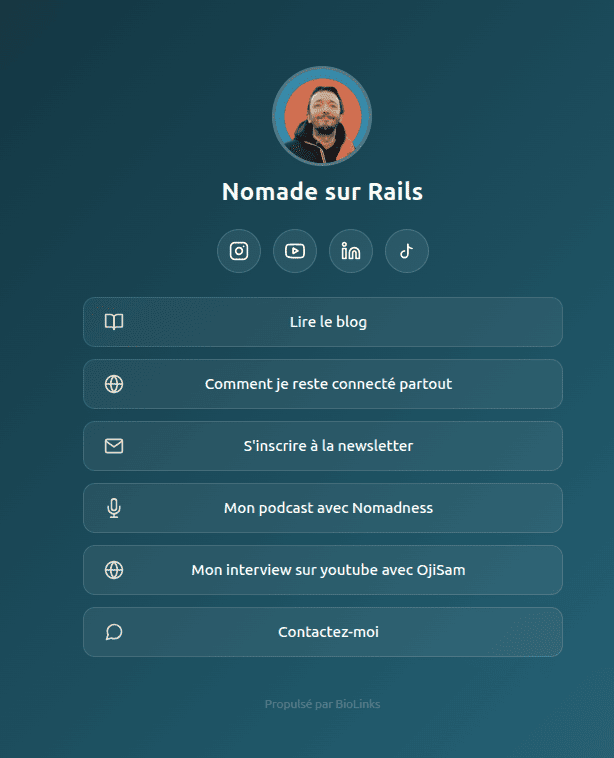 Capture du plugin BioLinks — page link in bio WordPress avec template sombre