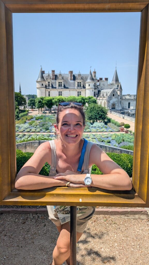 Lisa de Vélo Coquelicot posant dans un cadre photo géant devant le château royal d'Amboise