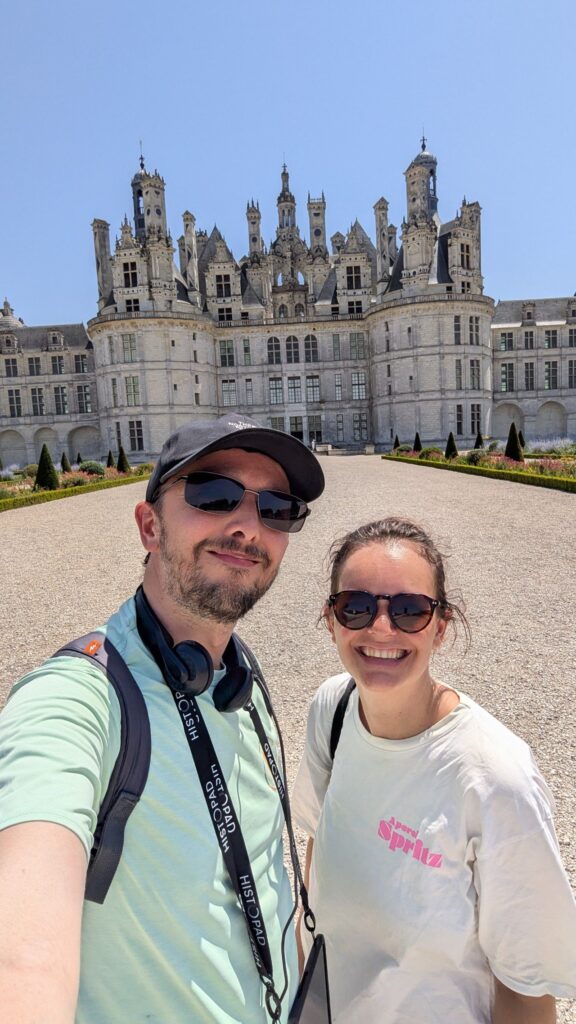 Selfie devant la façade du château de Chambord, au bout de l'allée des jardins à la française