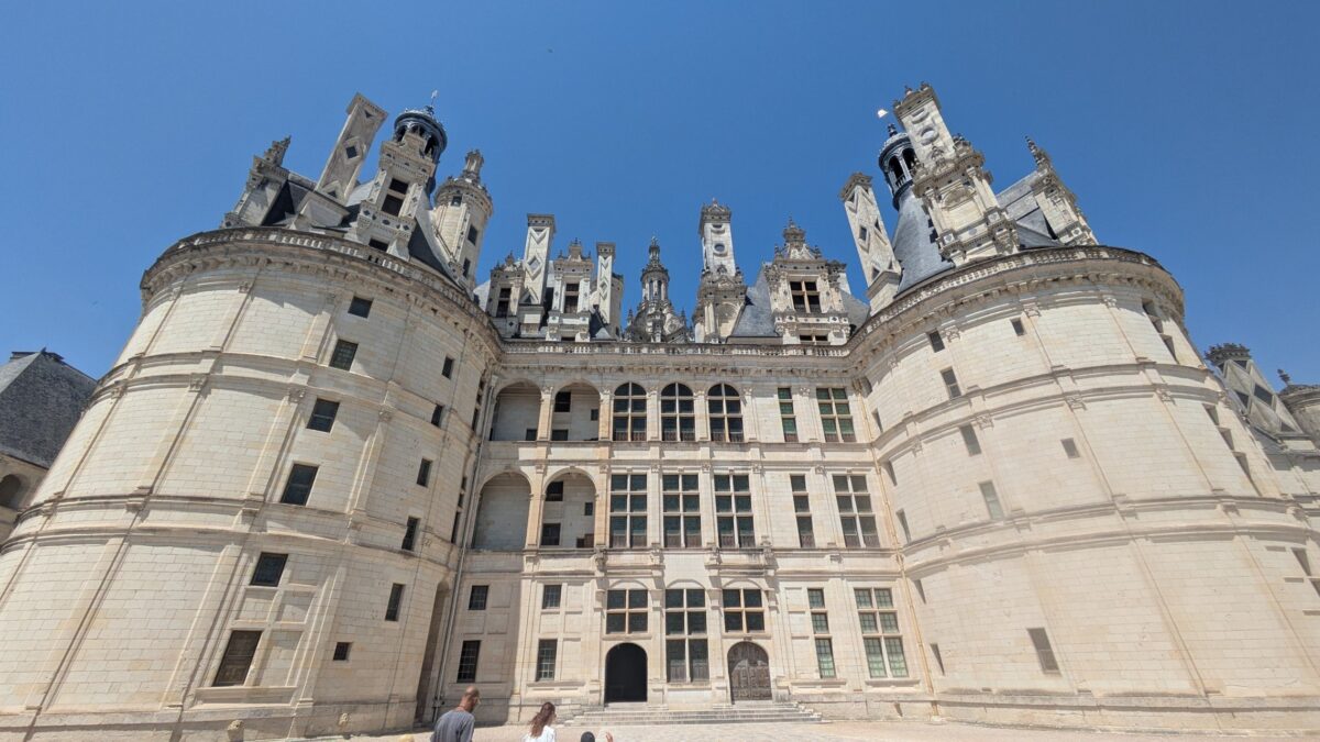 Façade et tours du château de Chambord vues depuis la cour intérieure