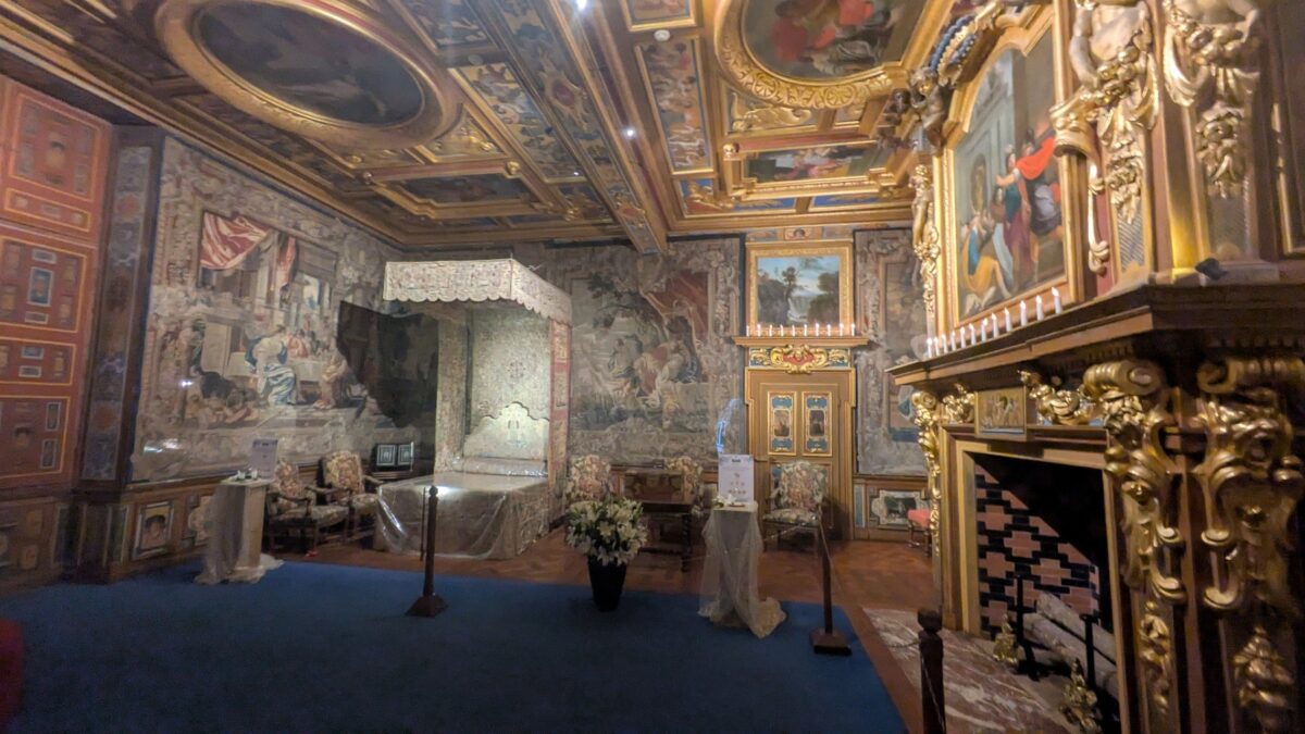 Chambre du Roi du château de Cheverny avec lit à baldaquin, tapisseries et cheminée dorée