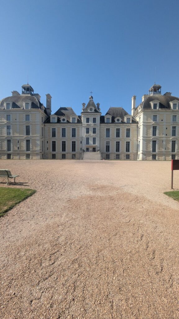 Façade du château de Cheverny depuis l'esplanade de gravier