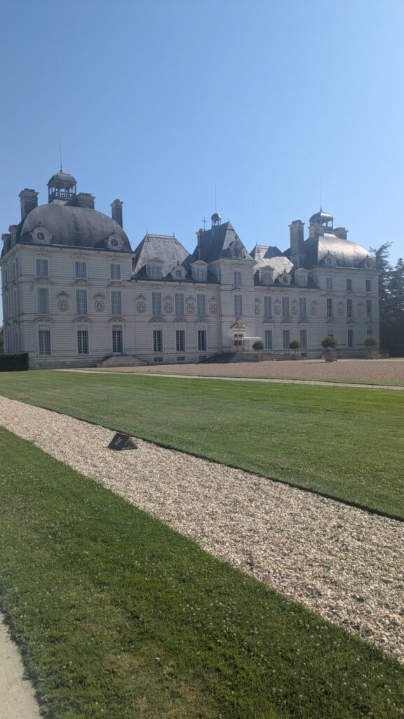 Château de Cheverny vu depuis les pelouses du parc