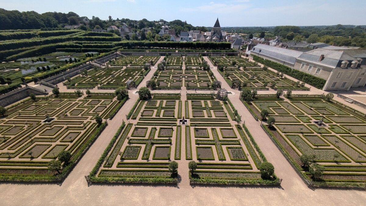 Vue aérienne du potager décoratif de Villandry, village et église en arrière-plan
