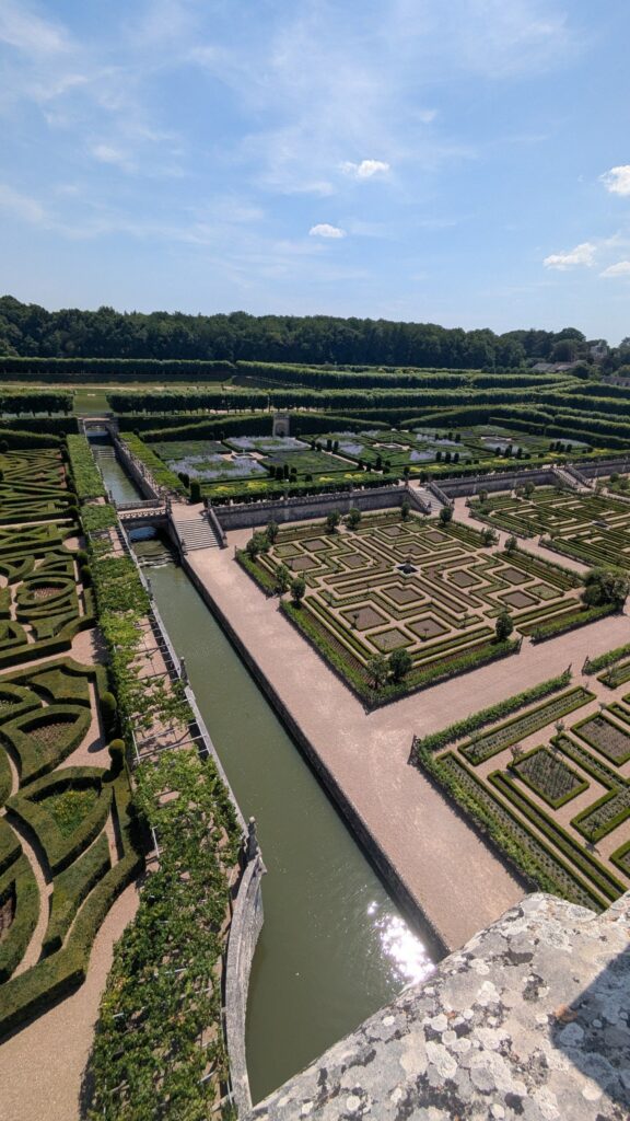 Canal et parterres géométriques des jardins de Villandry vus en hauteur